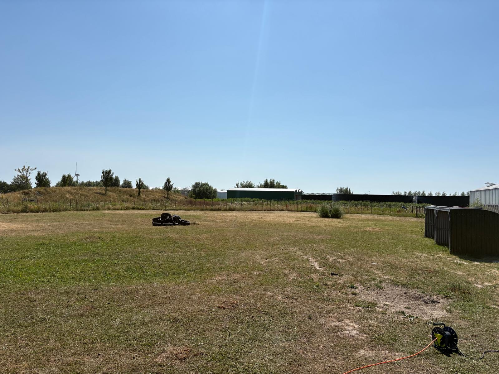 Ruim opvangveld met overkappingen aan de zijkant